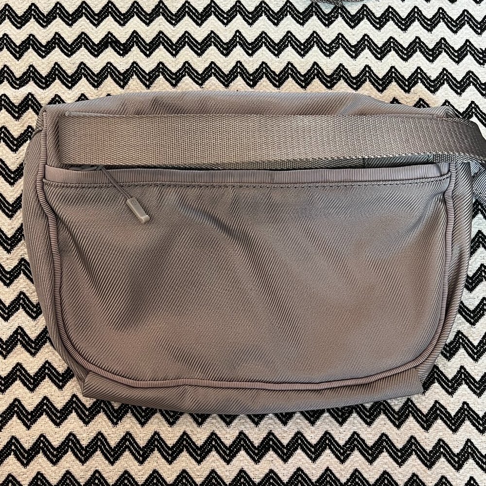 Dark Chrome lululemon Go Lightly Belt Bag - Picture 6 of 11